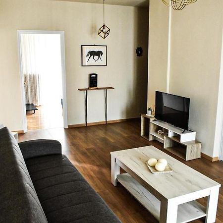 Nikis Apartment Larissa Bagian luar foto